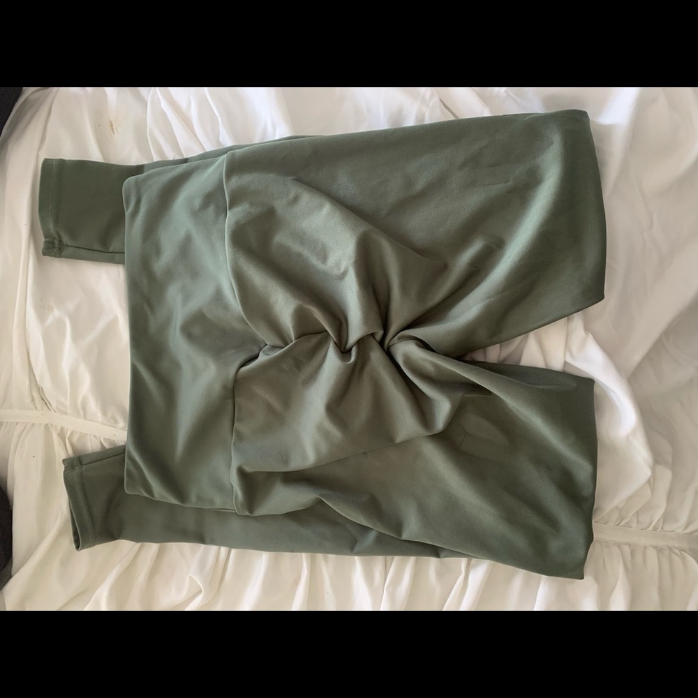 Green butt scrunch leggings